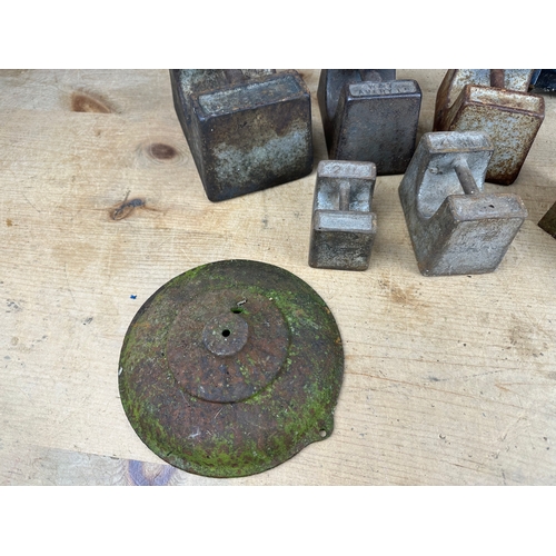 138 - Group of Weights, 14lb, 2x 7lb, 4lb & 2lb with Cobblers Last & other metal items.