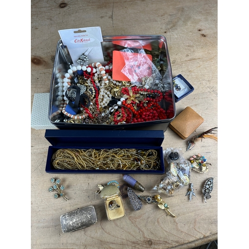 39 - Quantity of Costume Jewellery including Vintage Brooches