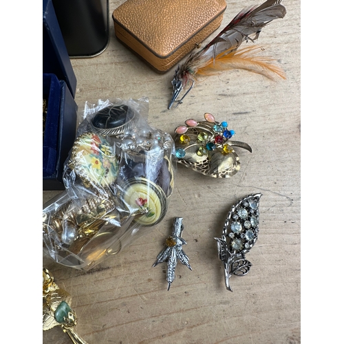 39 - Quantity of Costume Jewellery including Vintage Brooches