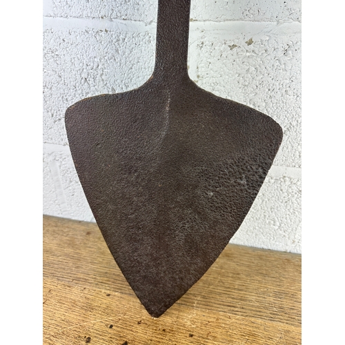 75 - Very Early Iron Hay Spade