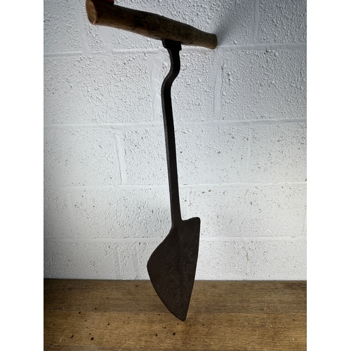 75 - Very Early Iron Hay Spade