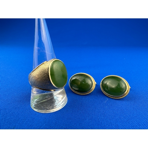 41 - Gold & Nephrite Gents Ring & Cufflinks Marked 18K & tested as high carat gold. Ring Size V 14.75g Gr... 