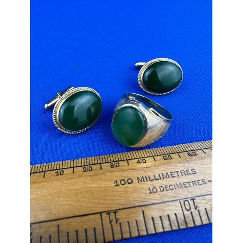 41 - Gold & Nephrite Gents Ring & Cufflinks Marked 18K & tested as high carat gold. Ring Size V 14.75g Gr... 