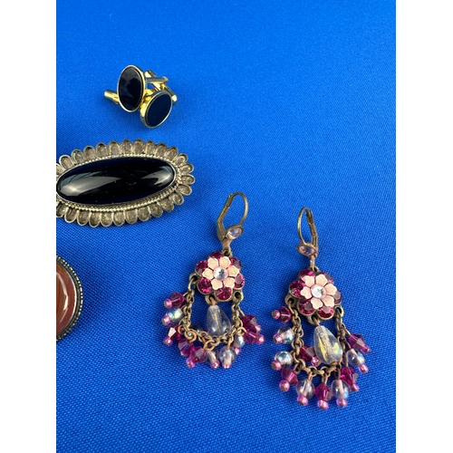 24 - Vintage Jewellery including 9ct Gold Clasp Black Glass Earrings & Brooches.