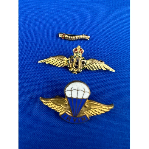 42 - WWII Gold Caterpillar Club Pin, 9ct Gold RAF Wings Badge & Irwin Parachute Pin Badge.  Awarded to E.... 