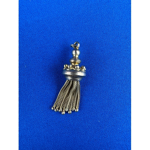 35 - 9ct Gold Tassel Pendant 3.48g