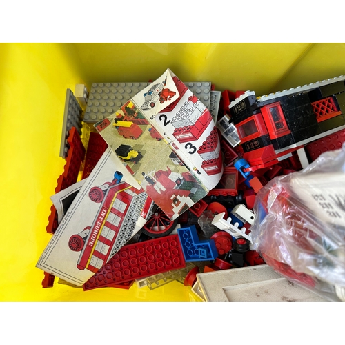 280 - Over 2kg of Vintage Lego Bricks & Instructions