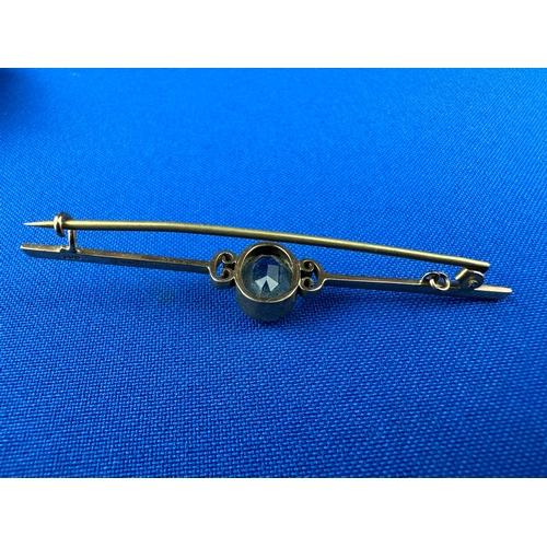 15 - 9ct Rose Gold Bar Brooch set with Blue Stone 3.12g gross.