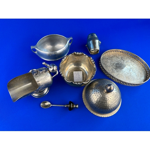 212 - Small Group of Metalware Items