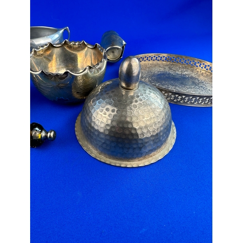 212 - Small Group of Metalware Items