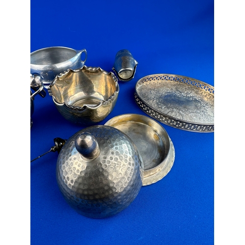 212 - Small Group of Metalware Items