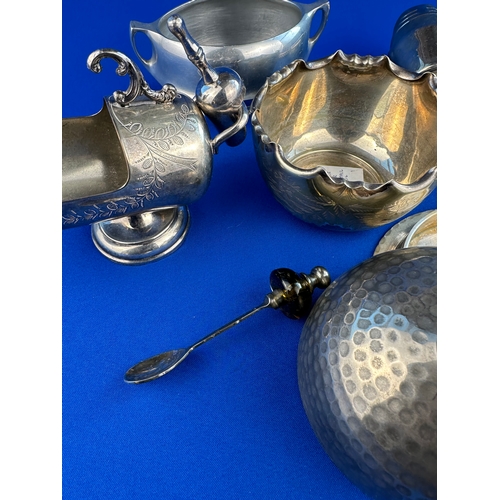 212 - Small Group of Metalware Items