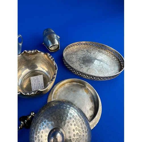 212 - Small Group of Metalware Items