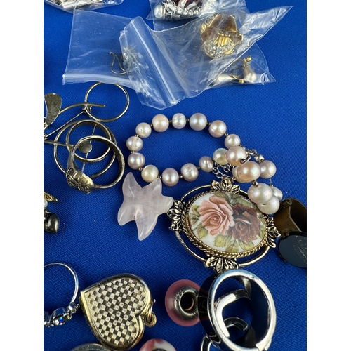 76 - Collection of Costume & Fashion Jewellery including Rings