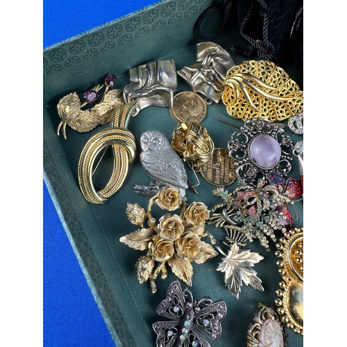 77 - Tray of Vintage Brooches etc.