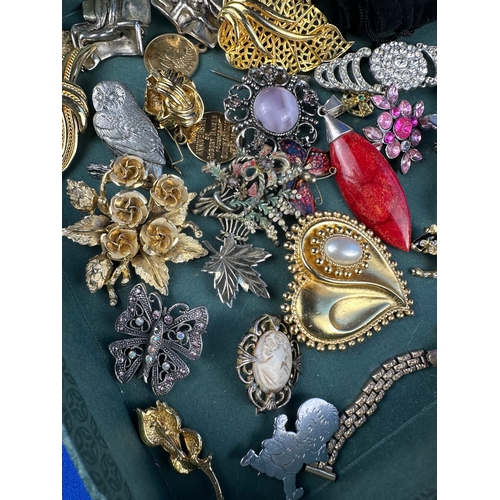 77 - Tray of Vintage Brooches etc.