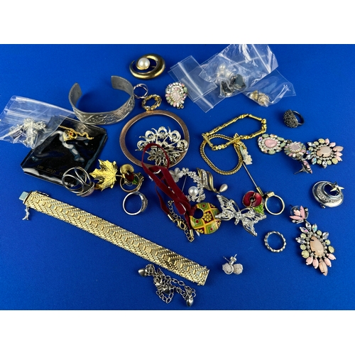 80 - Quantity of Vintage Jewellery Items