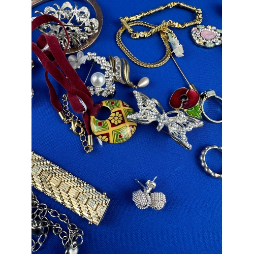 80 - Quantity of Vintage Jewellery Items