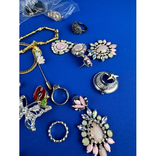 80 - Quantity of Vintage Jewellery Items