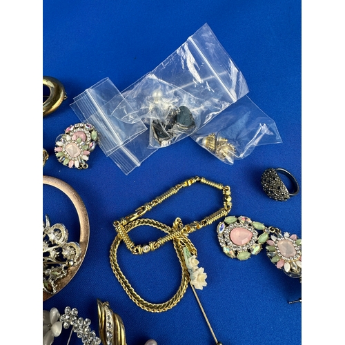 80 - Quantity of Vintage Jewellery Items