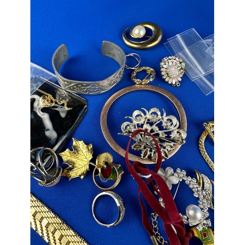 80 - Quantity of Vintage Jewellery Items