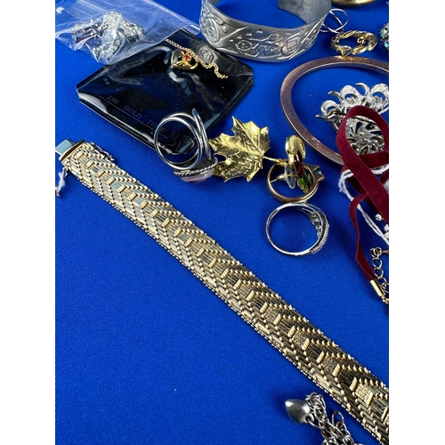 80 - Quantity of Vintage Jewellery Items