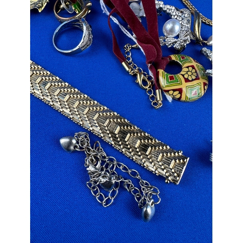 80 - Quantity of Vintage Jewellery Items