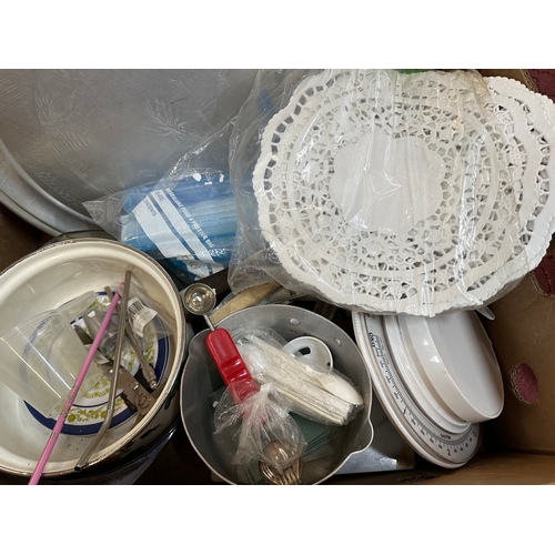 467 - Box of Kitchenware & Flatware Items