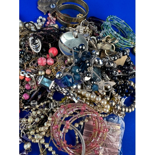 86 - 1.2kg of Costume Jewellery