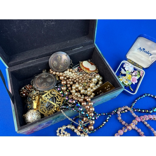 84 - Vintage Costume Jewellery including Pearls & Glass Beads