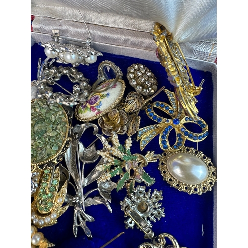 81 - Collection of Vintage Brooches