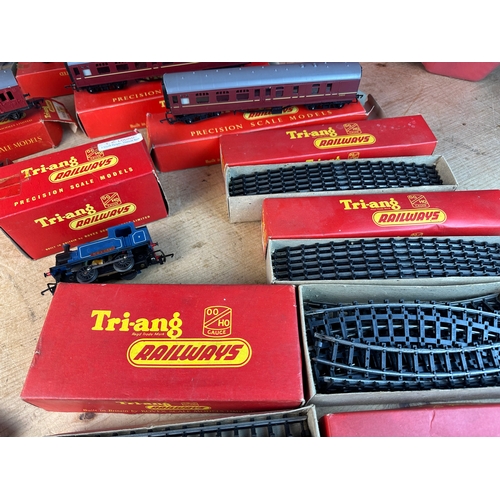 322 - Quantity of Triang oo Gauge Trains, Rolling Stock, Track etc