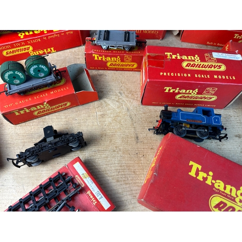 322 - Quantity of Triang oo Gauge Trains, Rolling Stock, Track etc