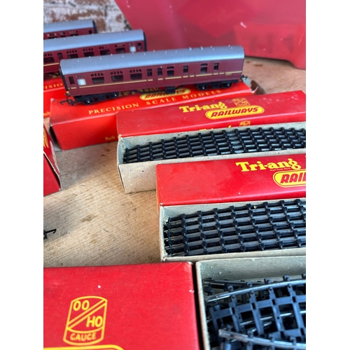 322 - Quantity of Triang oo Gauge Trains, Rolling Stock, Track etc