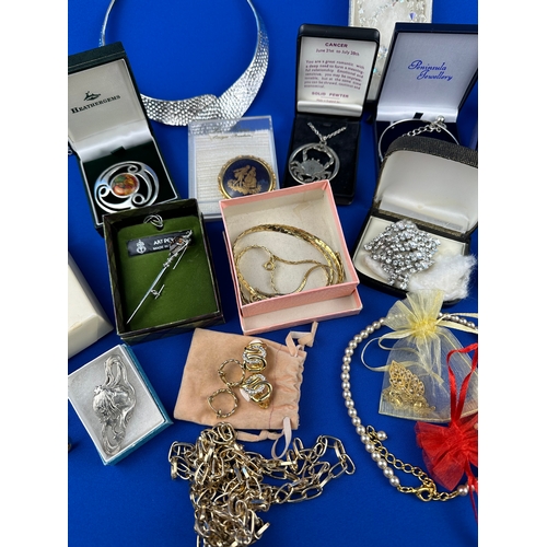 86 - Quantity of Costume & Vintage Jewellery