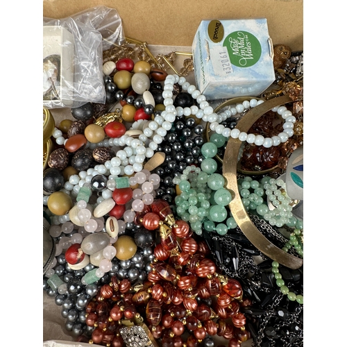 95 - Box of Jewellery & Collectable Beads