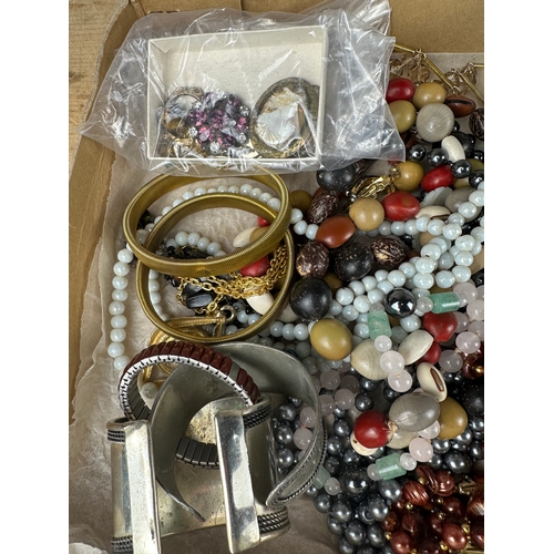 95 - Box of Jewellery & Collectable Beads