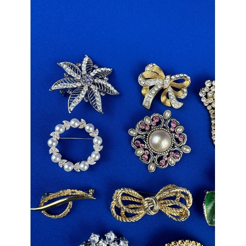 93 - Ten Vintage Brooches