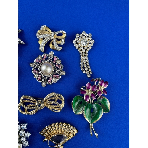 93 - Ten Vintage Brooches