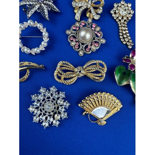 93 - Ten Vintage Brooches