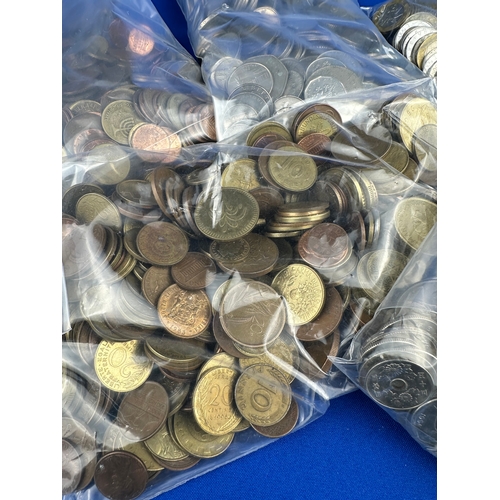 101 - Over 9kg of Worldwide Coins & Quantity of Notes