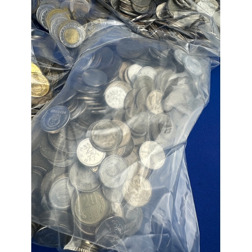 101 - Over 9kg of Worldwide Coins & Quantity of Notes