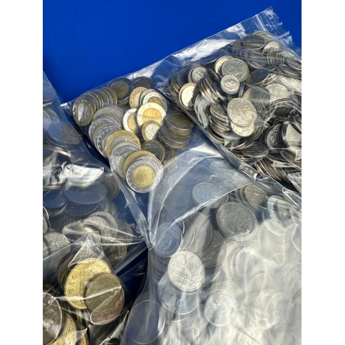 101 - Over 9kg of Worldwide Coins & Quantity of Notes