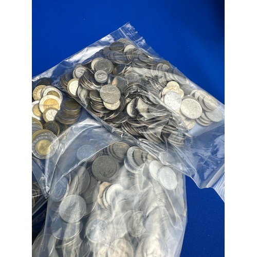 101 - Over 9kg of Worldwide Coins & Quantity of Notes