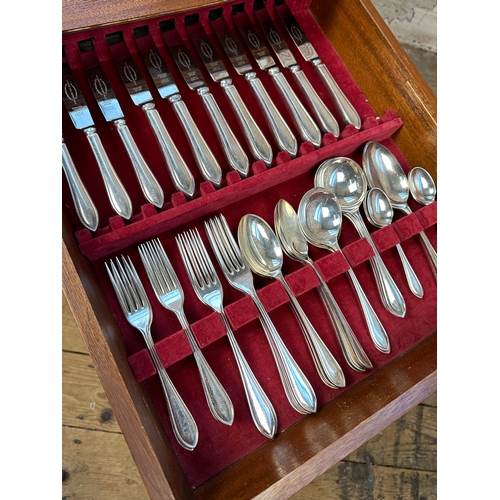 281 - Mid Century Coffee Table Cutlery Canteen with Vinners Flatware