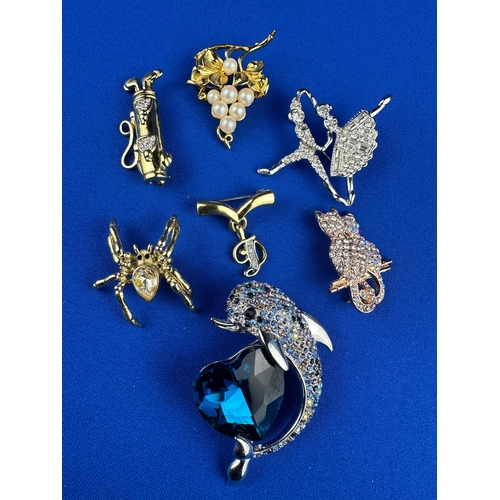 218 - Seven Vintage Brooches including Golf & Wildlife