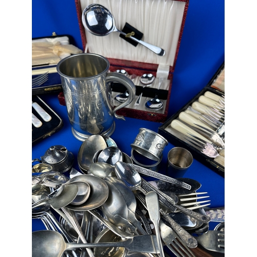 142 - Quantity of Boxed & Loose Vintage Flatware & Other Metal Items