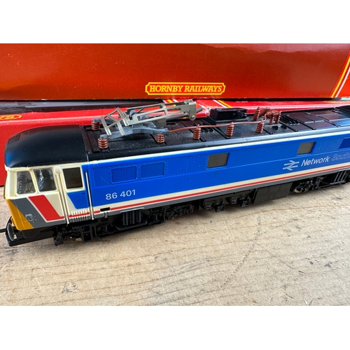 150 - Hornby 00 Gauge R368 Class 86 Network South East Engine & Carriages