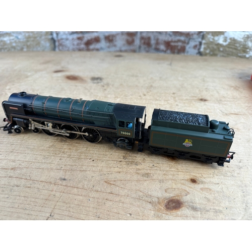 160 - Hornby 00 Gauge Britannia 70000 Model Train