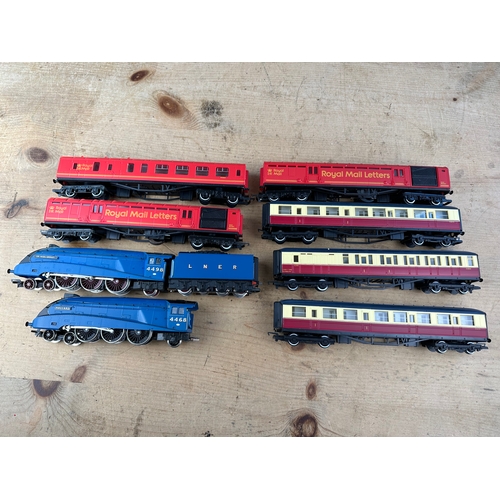 185 - Hornby 00 Gauge Mallard, Sir Nigel Gresley, Royal Mail & Passenger Carriages